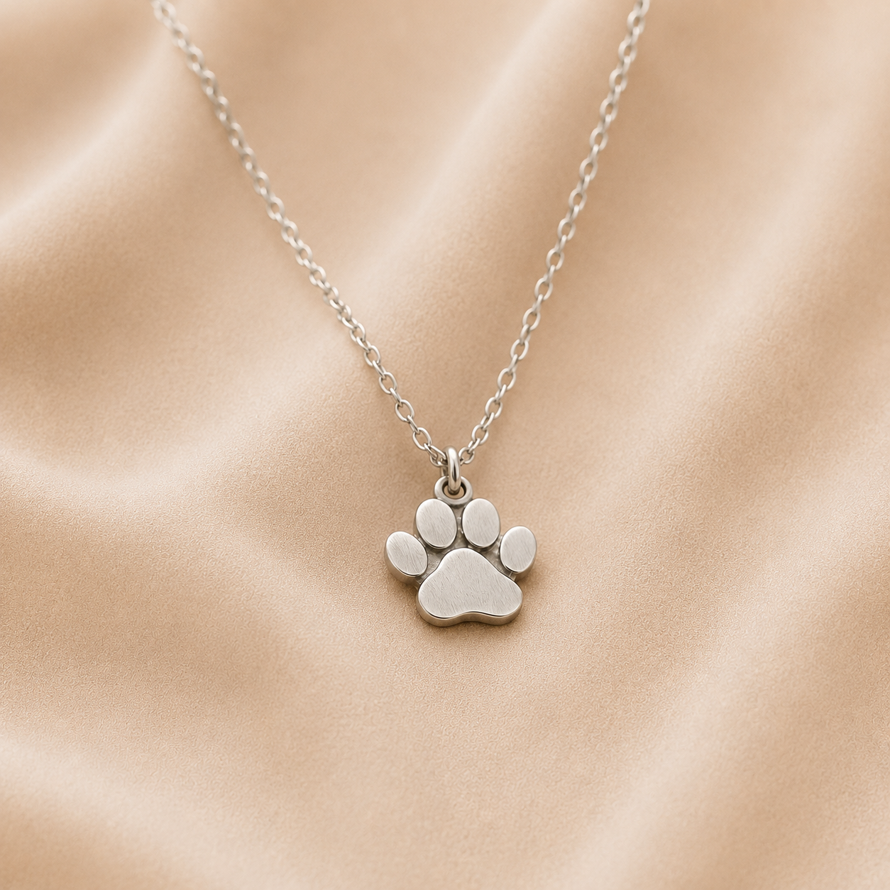 Collar Elegante de Patas de Plata