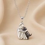 Collar con Colgante de Abrazo