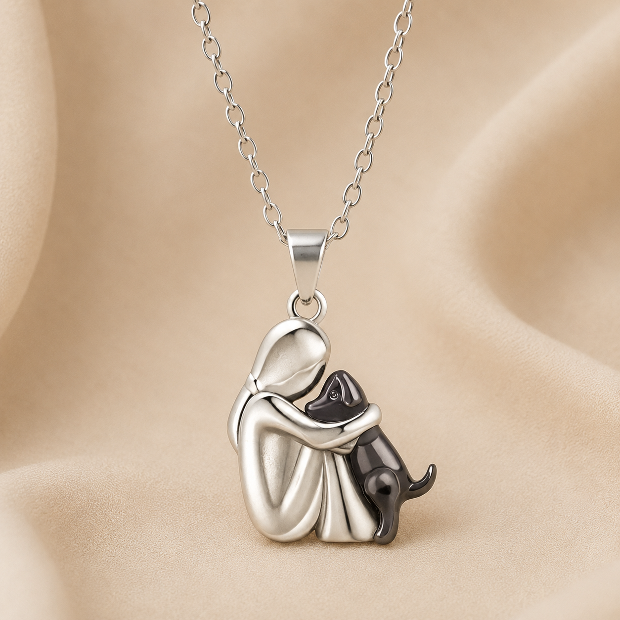 Collar con Colgante de Abrazo