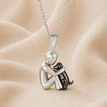 Collar con Colgante de Abrazo