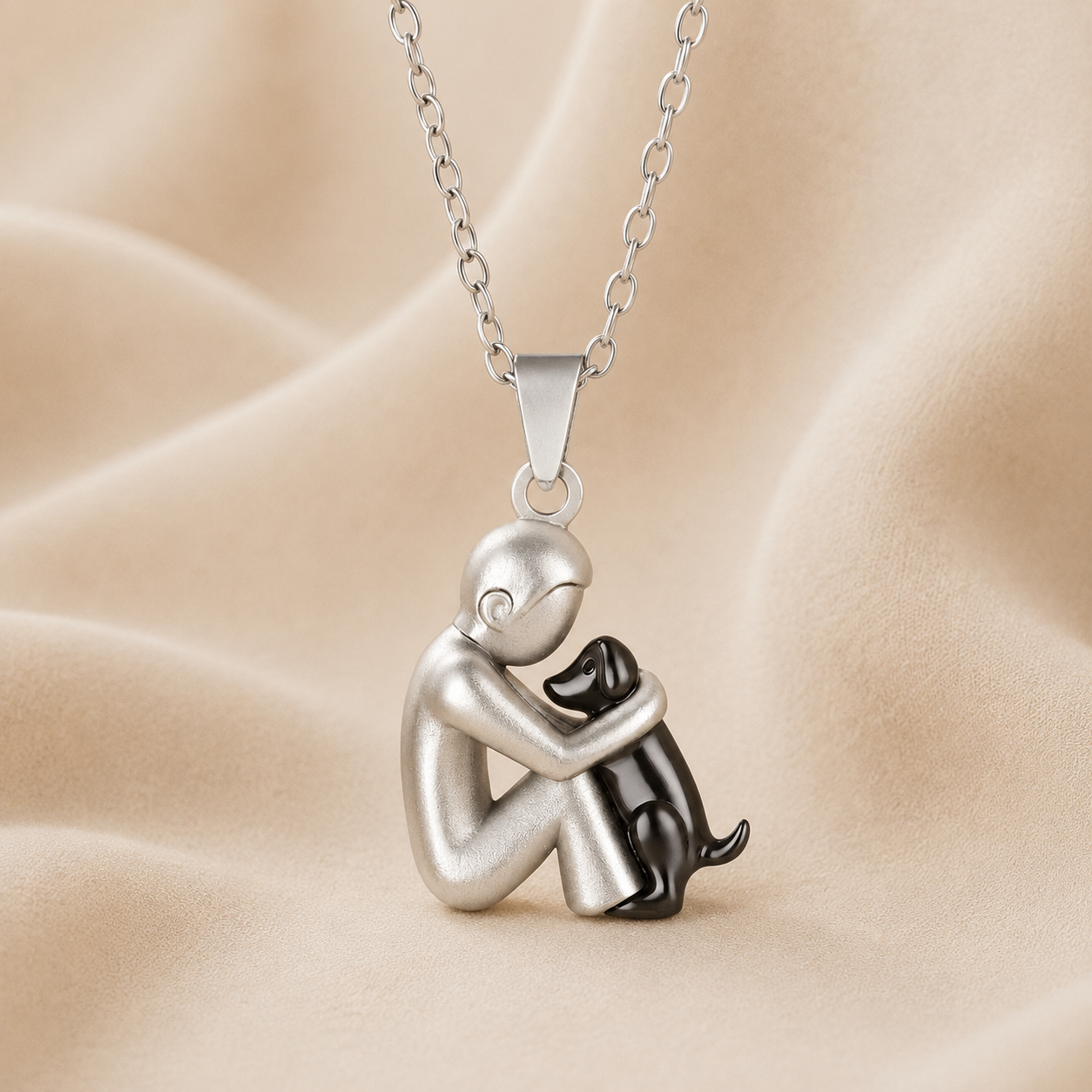 Collar con Colgante de Abrazo
