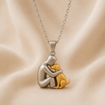 Collar con Colgante de Abrazo